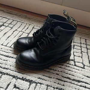 1460 Women’s Smooth Black Leather Lace up Dr.Martens
